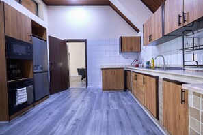 Premium Apartment, 3 Bedrooms, Balcony, Lagoon View | Private kitchen - THE CARRINGTON SUITES (Lagos)