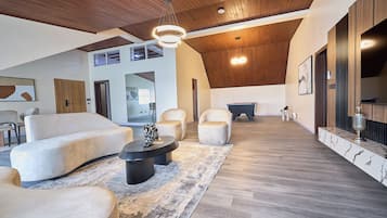 Premium Penthouse, 1 Bedroom, Lagoon View | Interior