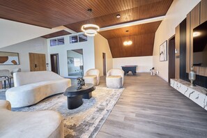 Premium Penthouse, 1 Bedroom, Lagoon View | Interior
