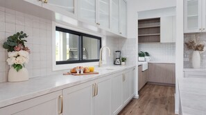 Wasserkocher mit Kaffee-/Teezubehör, Kühlschrank, Mikrowelle, Ofen