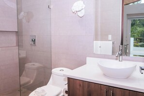 Regadera, toallas, jabón, papel de baño 