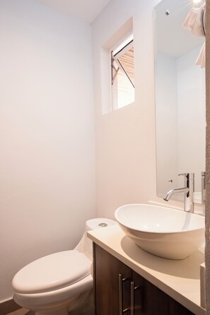 Regadera, toallas, jabón, papel de baño 