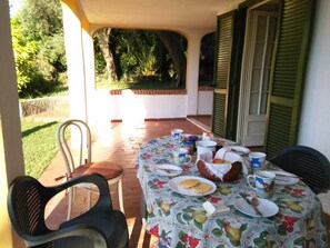Outdoor dining - Garden tranquility ideal for children and animals, for those who love mountain biking (Finale Ligure)
