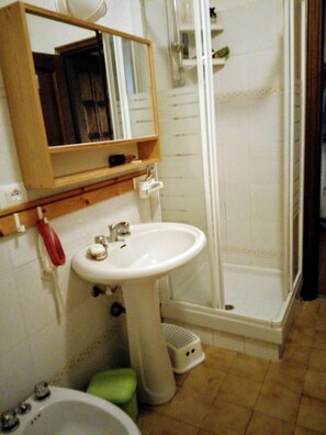 Shower, hair dryer, bidet, towels - Garden tranquility ideal for children and animals, for those who love mountain biking (Finale Ligure)