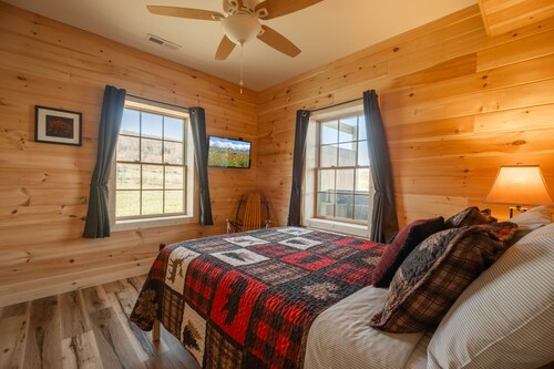 Brand New Cabin w Hot Tub, Fishing Pond, Firepit