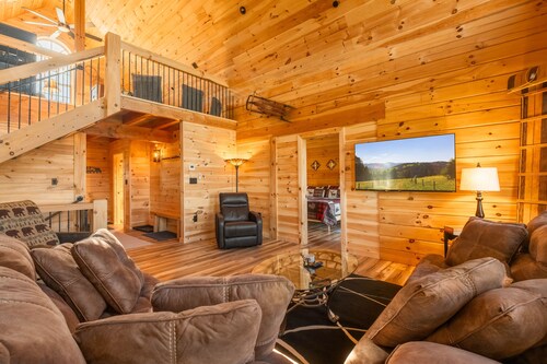 Brand New Cabin w Hot Tub, Fishing Pond, Firepit