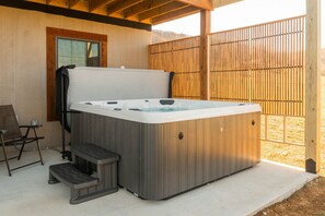 Outdoor spa tub - Brand New Cabin w Hot Tub, Fishing Pond, Firepit (McHenry)