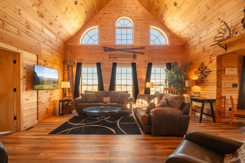 Brand New Cabin w Hot Tub, Fishing Pond, Firepit