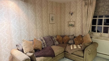 House, 2 Bedrooms, Smoking | Living room