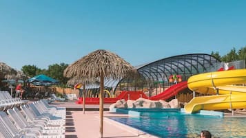 Una piscina al aire libre de temporada