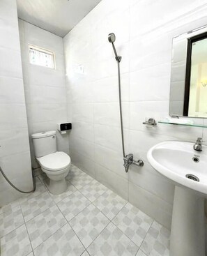 Bathroom - Huynh Tram Hotel Phu Quoc (Dac khu Phu Quoc)
