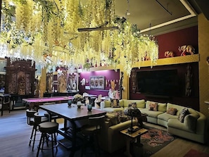 Una sala de estar moderna con sofá, mesa de centro y zona de bar.
