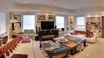 Luxe suite, keuken, uitzicht op stad | Woonruimte