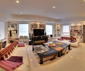 Suite de lujo, cocina, vista a la ciudad | Área de sala de estar