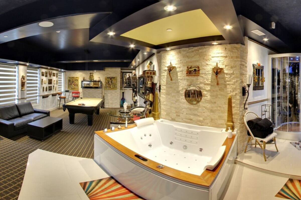 Premium Studio Suite, City View | Game room