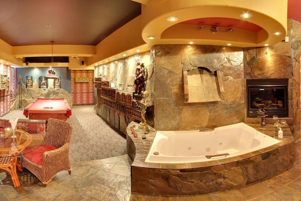 Premium Studio Suite, City View | Game room