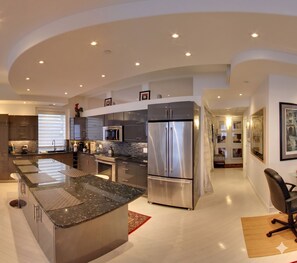 Suite de lujo, cocina, vista a la ciudad | Cocina privada