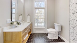 Bathroom - Spacious 5 Rm, 3-Bedrm, 2 Bath apt in Elizabeth w/ Laundry, Air Cond & 2 Parking (Elizabeth)