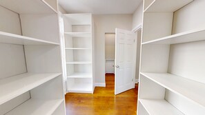 Interior - Spacious 5 Rm, 3-Bedrm, 2 Bath apt in Elizabeth w/ Laundry, Air Cond & 2 Parking (Elizabeth)