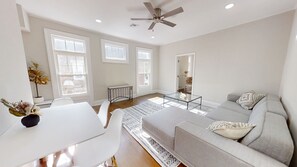 Living area - Spacious 5 Rm, 3-Bedrm, 2 Bath apt in Elizabeth w/ Laundry, Air Cond & 2 Parking (Elizabeth)