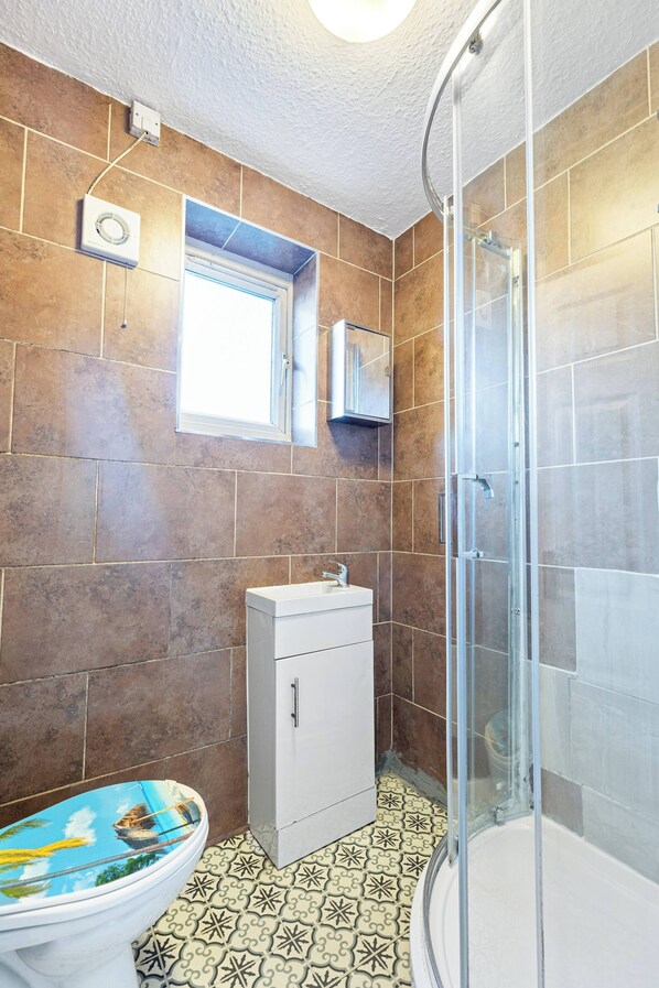 House, 3 Bedrooms | Bathroom - Elegant Spacious Home Close to City & Stadium (Manchester)