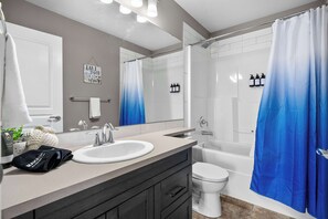 Shower, hair dryer, towels, shampoo - The Birch | 3 Bedrooms | Monthly Discounts | NEW (Sylvan Lake)