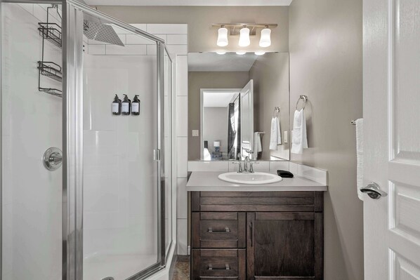 Shower, hair dryer, towels, shampoo - The Birch | 3 Bedrooms | Monthly Discounts | NEW (Sylvan Lake)
