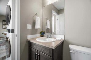 Shower, hair dryer, towels, shampoo - The Birch | 3 Bedrooms | Monthly Discounts | NEW (Sylvan Lake)