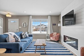 TV, fireplace, offices - The Birch | 3 Bedrooms | Monthly Discounts | NEW (Sylvan Lake)