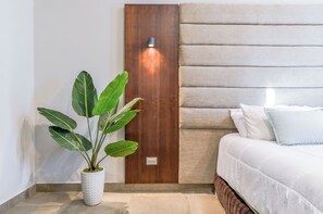 Deluxe Suite, City View | Laptop workspace, iron/ironing board, free WiFi - Citica (Monterrey)
