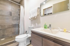 Deluxe Suite, City View | Bathroom | Shower, free toiletries, hair dryer, towels