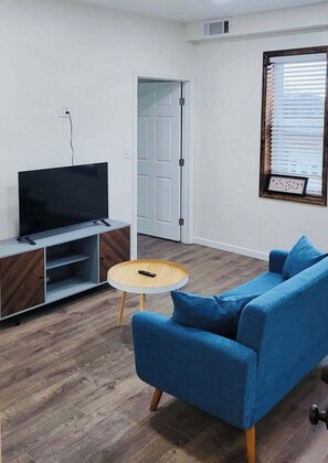 Living area - Cozy 1-bedroom apartment in quaint Windber with AC. A small deck to relax on. (Windber)