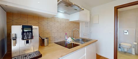 雪櫃、微波爐、咖啡機/沖茶器、廚房用具/餐具/器皿