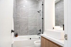 Secadora de cabello, bidet, toallas, jabón 