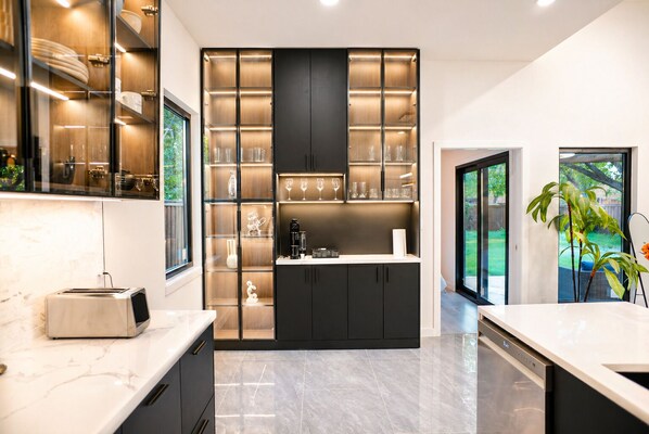 Private kitchen - Modern 4BR Home Near DAL Airport & Top Attractions (Dallas)