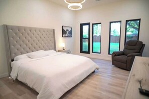 4 bedrooms, iron/ironing board, free WiFi, bed sheets - Modern 4BR Home Near DAL Airport & Top Attractions (Dallas)
