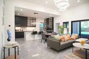 Een modern interieur met keuken, eethoek en zithoek.
