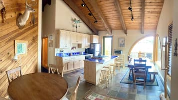 House, 3 Bedrooms | Dining room