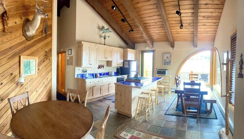 Sleeps 14, 3 Bedroom Home, Large Private Deck, on