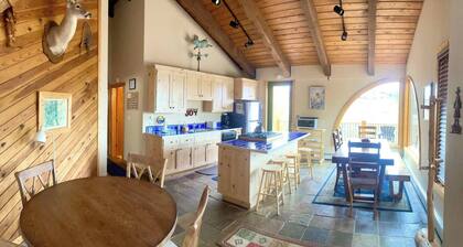 Sleeps 14, 3 Bedroom Home, Large Private Deck, on