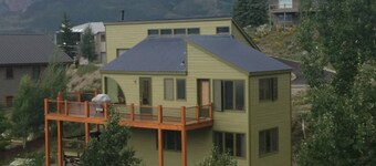 Sleeps 14, 3 Bedroom Home, Large Private Deck, on