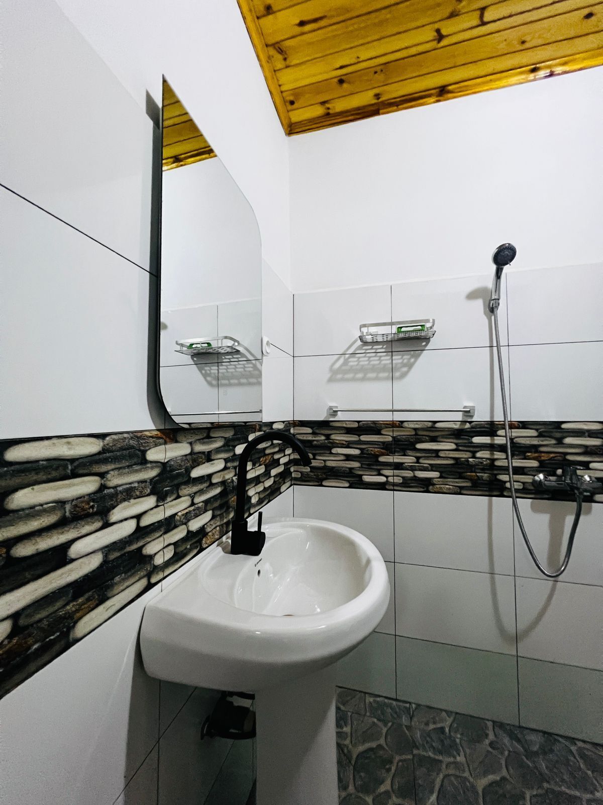 シャワー、タオル、石鹸、トイレットペーパー