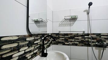 シャワー、タオル、石鹸、トイレットペーパー
