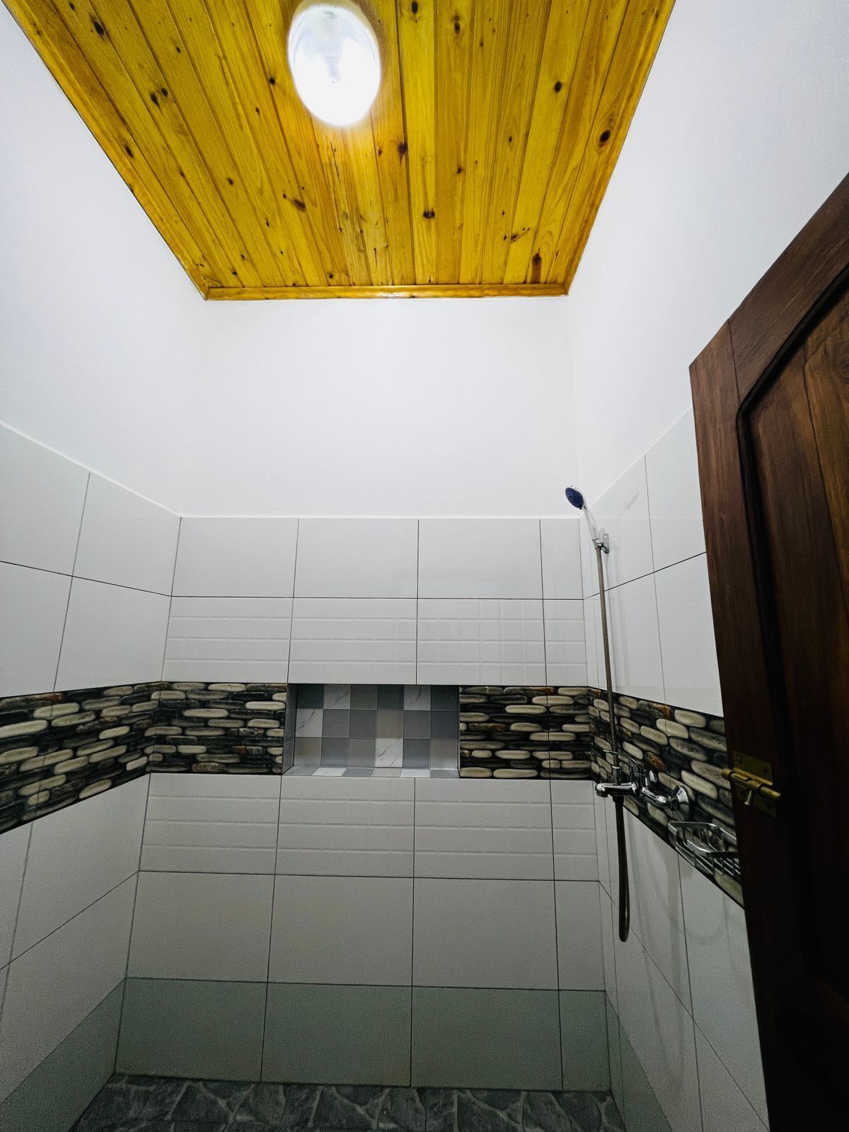 Douche, serviettes fournies, savon, papier toilette