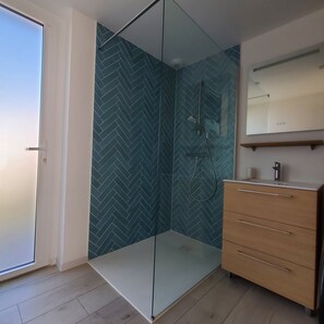 Dusche, Haartrockner, Seife, Toilettenpapier