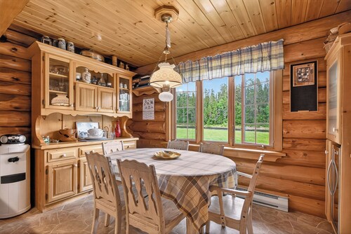  Waterfront Log Cabin for Nature Lovers,moments with family friends, Spa Sleep 8