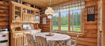 Waterfront Log Cabin for Nature Lovers,moments with family friends, Spa Sleep 8