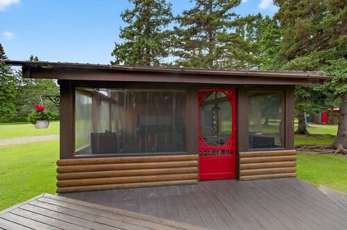  Waterfront Log Cabin for Nature Lovers,moments with family friends, Spa Sleep 8