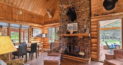 Waterfront Log Cabin for Nature Lovers,moments with family friends, Spa Sleep 8
