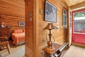 4 bedrooms, desk, iron/ironing board, free WiFi